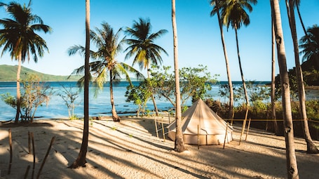 Colchones con pillow-top y caja de seguridad en la habitación