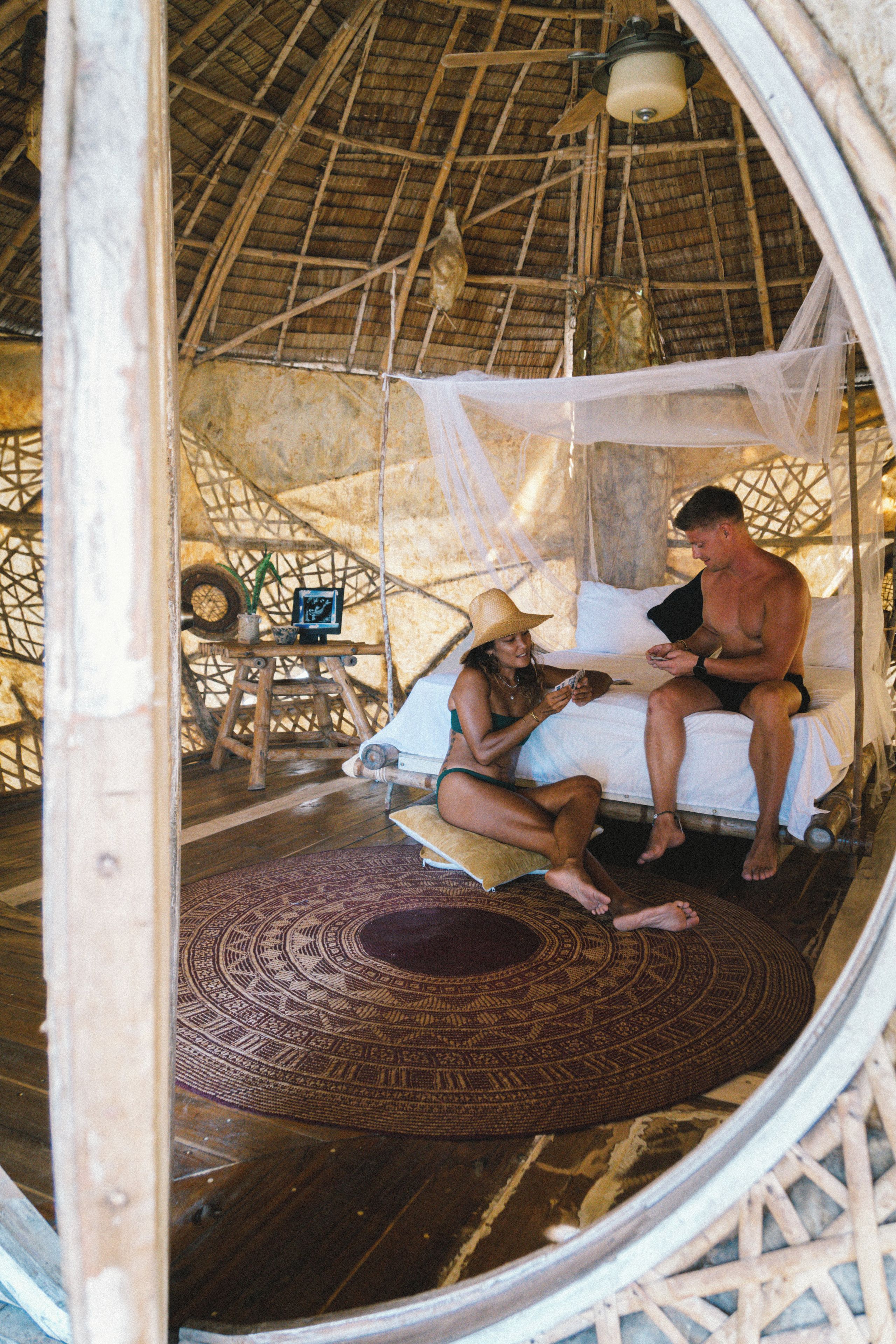 Una habitación circular con una cama, una mesita y una silla.