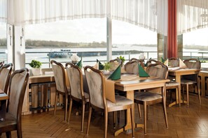 Frokost, lunsj og middag serveres, tyske retter, uteservering 