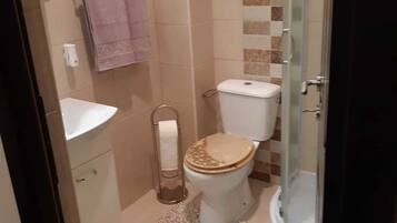 Basic Studio, Multiple Beds | Bathroom