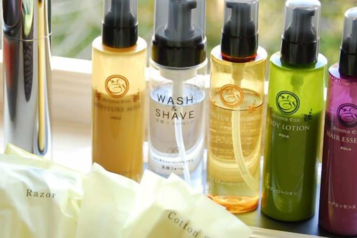 Une collection de produits d’hygiène personnelle disposée sur une table.