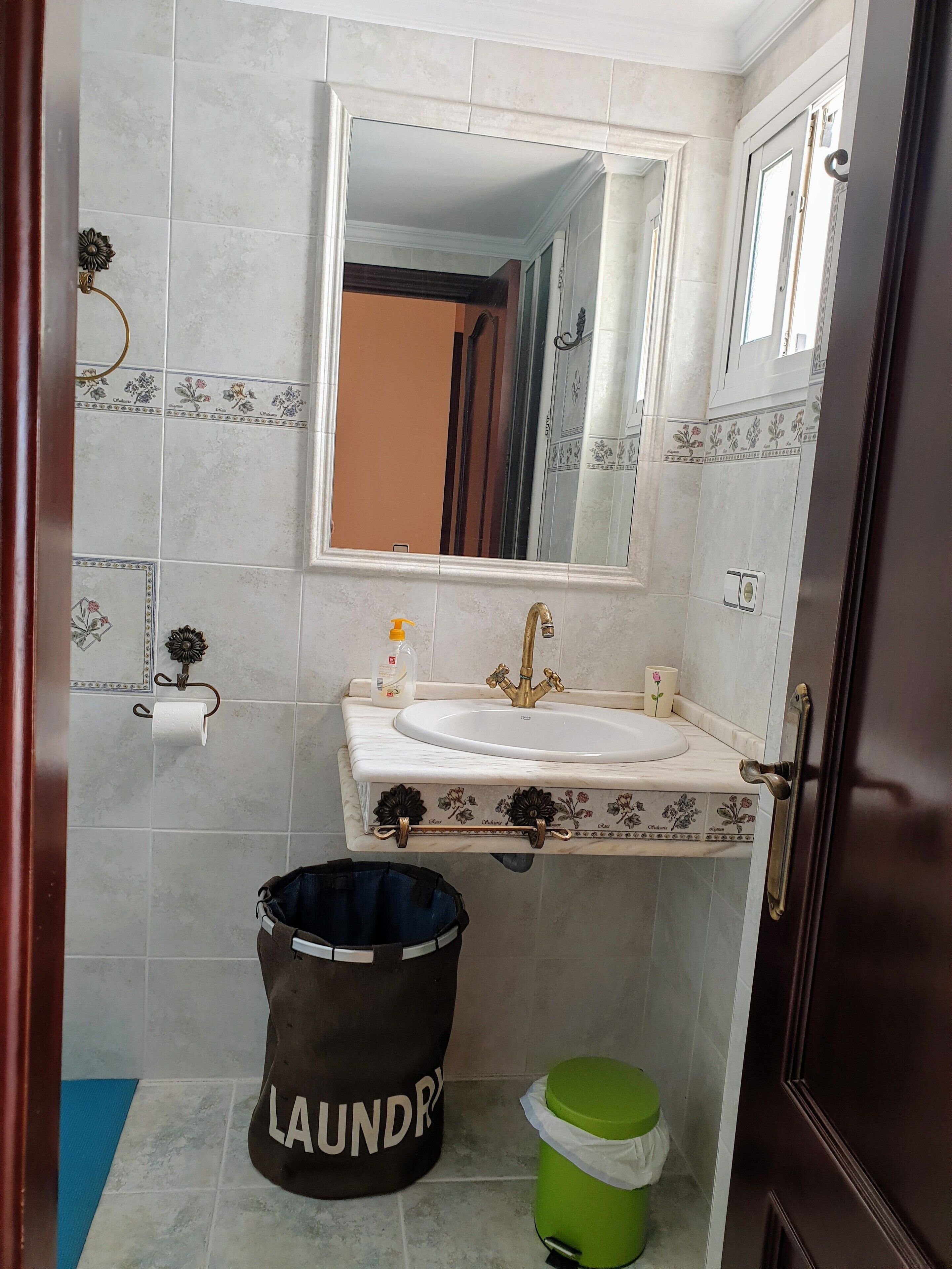 Sèche-cheveux, savon, papier toilette