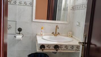 吹风机、肥皂、卫生纸