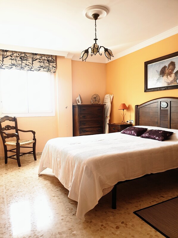 2 chambres, fer et planche à repasser, Wi-Fi gratuit, draps fournis