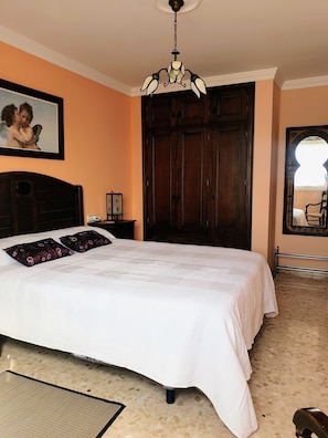 2 chambres, fer et planche à repasser, Wi-Fi gratuit, draps fournis