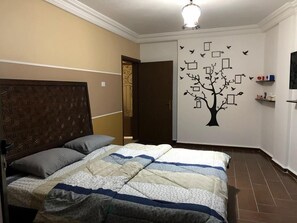 Iron/ironing board, free WiFi, bed sheets