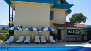 Seasonal outdoor pool, open 9:00 AM to 7:00 PM, pool umbrellas - Hotel Miço (Ortaca)