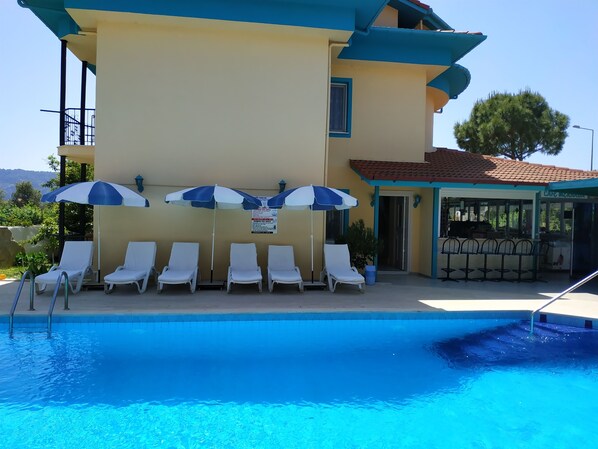 Piscina stagionale all'aperto, ombrelloni da piscina, lettini