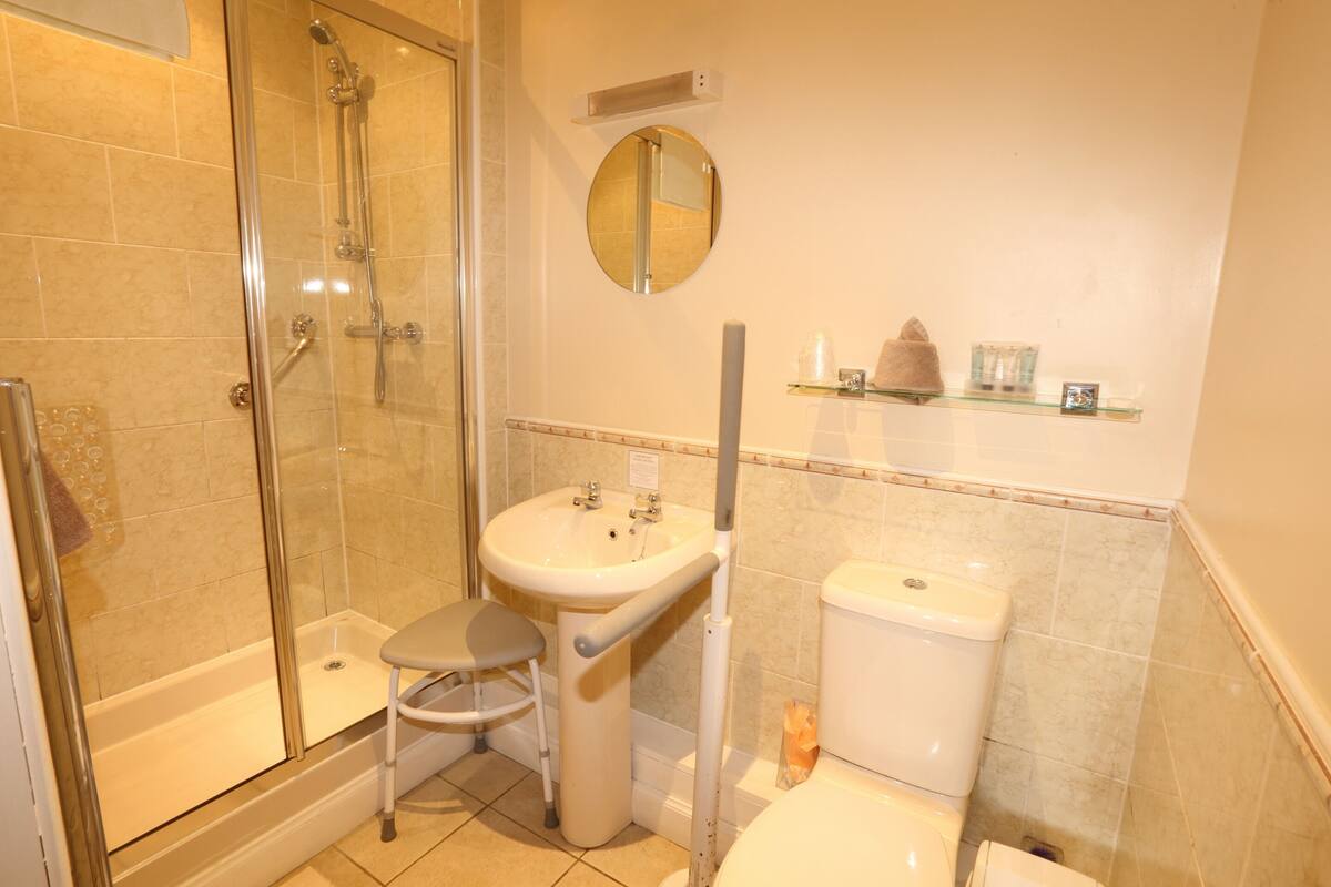 double room, accessible, ensuite (family) | bathroom