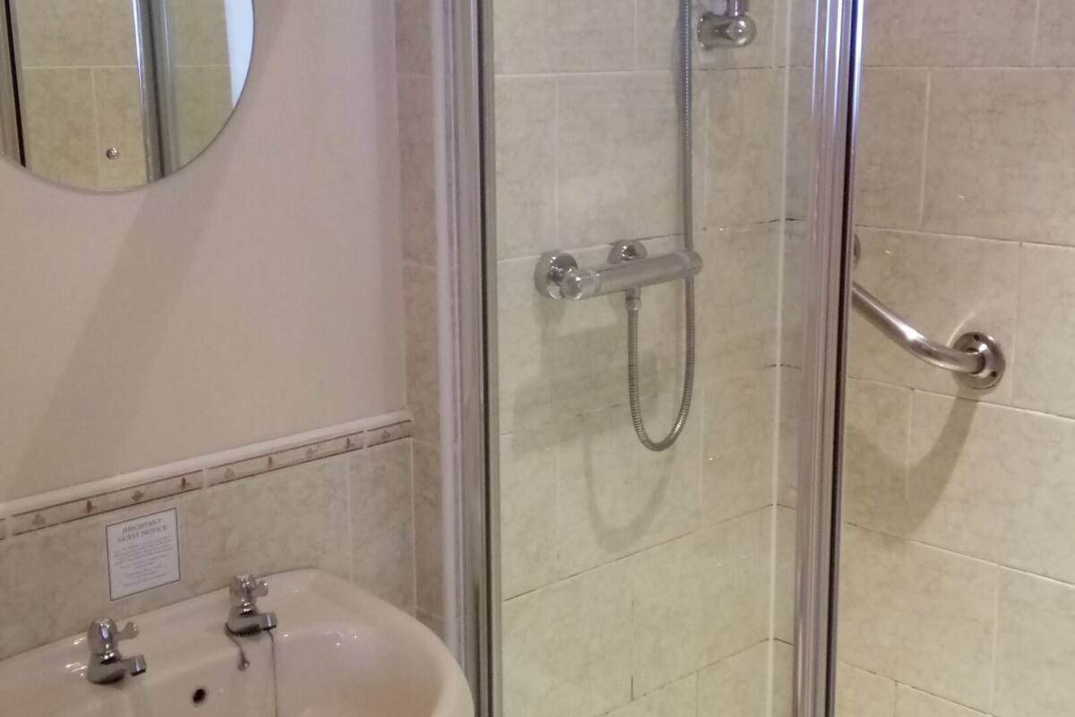 standard double room, accessible, ensuite | bathroom