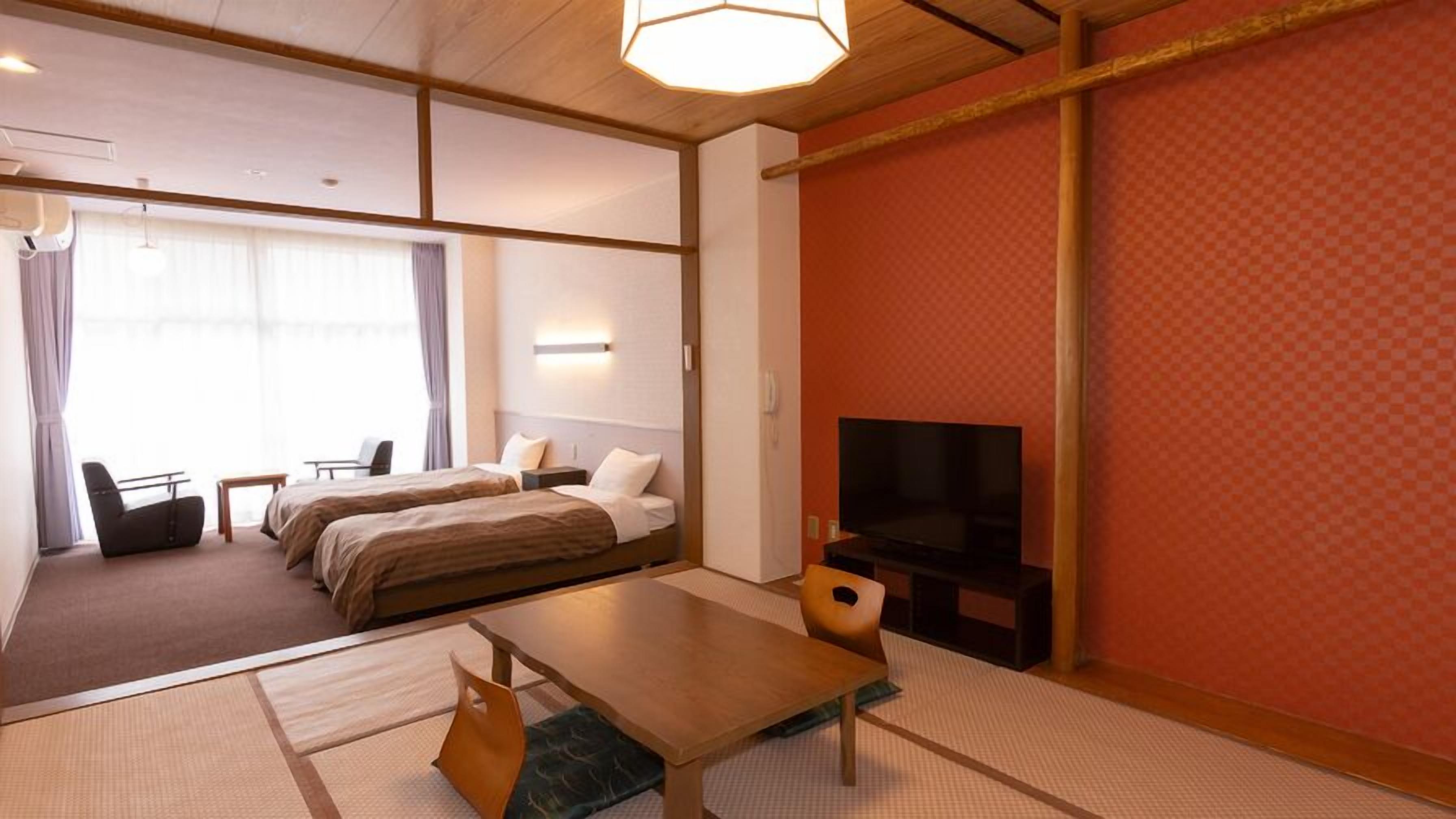 Een hotelkamer met een bed, een televisie, een bureau en een stoel.