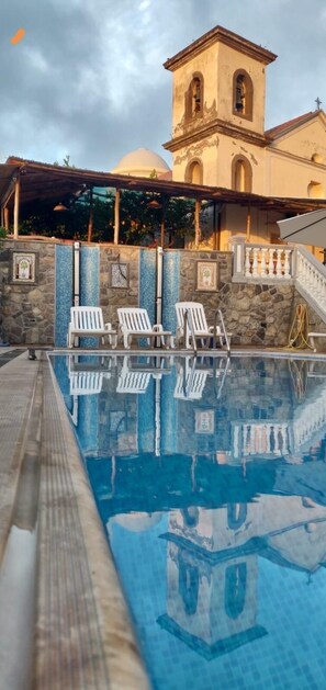 Seasonal outdoor pool, open 9:00 AM to 7:30 PM, pool umbrellas - Casale Villa Marzia (Massa Lubrense)