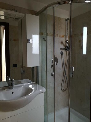 Habitación doble, junto a la piscina | Baño | Ducha y toallas