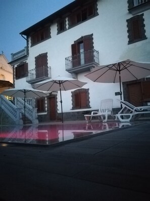 Piscine extérieure (ouverte en saison), parasols de plage