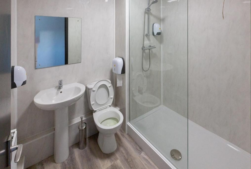 Ensemble douche/baignoire, articles de toilette gratuits
