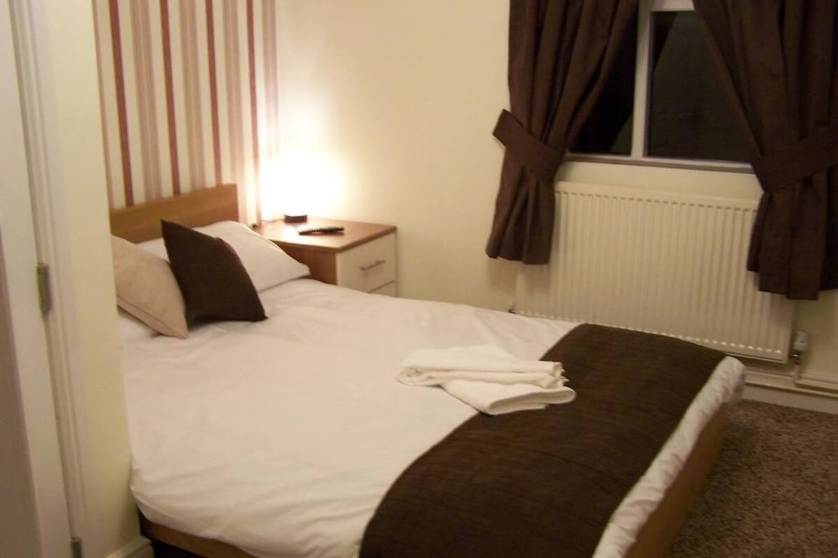 Doppelzimmer (with shower) | Schreibtisch, Bügeleisen/Bügelbrett, kostenloses WLAN, Bettwäsche