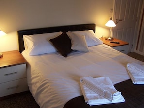 Kamar Double (with shower) | Meja kerja, setrika/meja setrika, Wi-Fi gratis, dan seprai linen