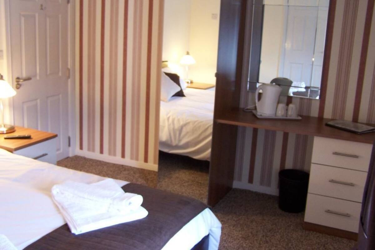King Room (with shower) | Schreibtisch, Bügeleisen/Bügelbrett, kostenloses WLAN, Bettwäsche