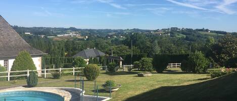 Una piscina al aire libre, una piscina climatizada