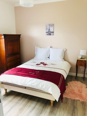 3 bedrooms, iron/ironing board, WiFi, bed sheets