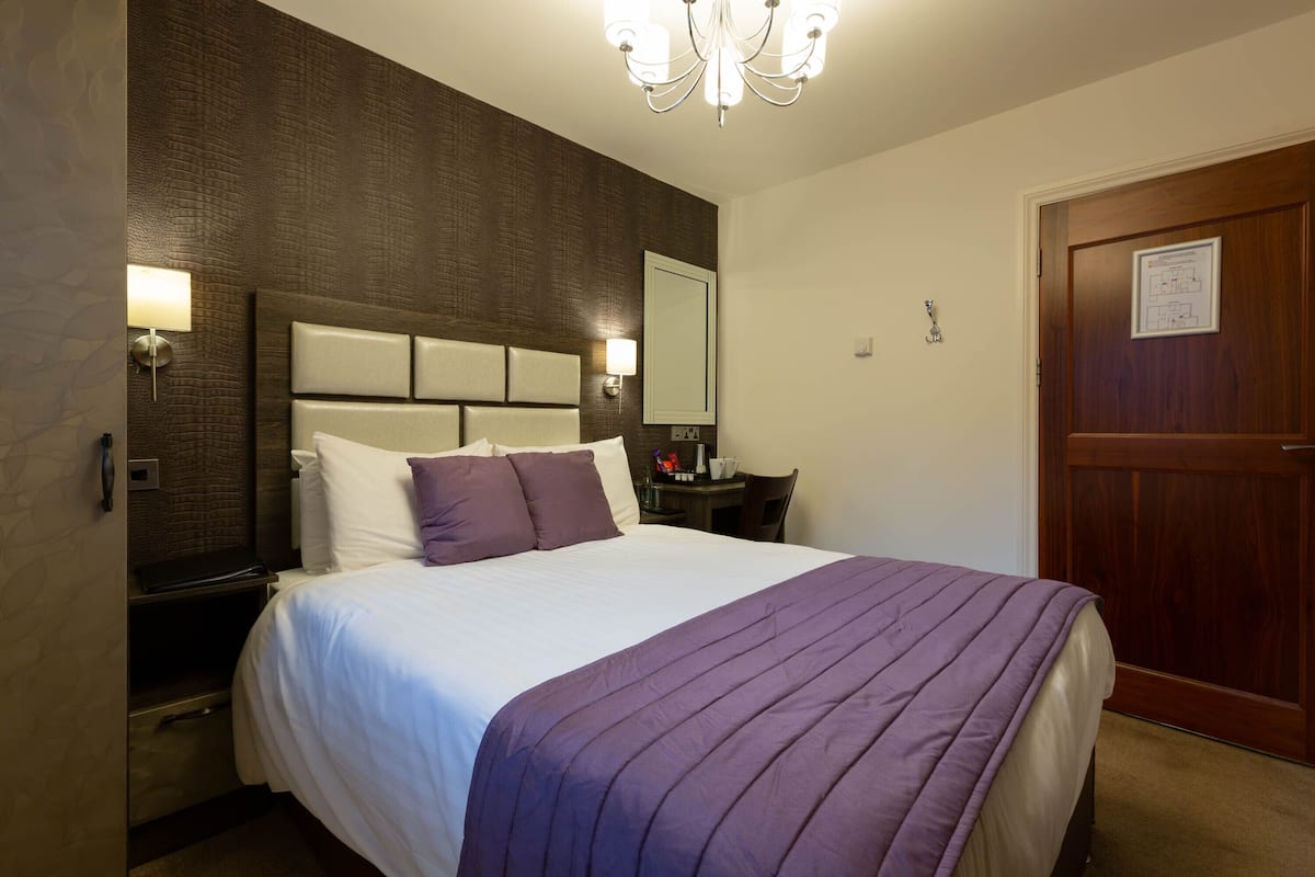 1 habitación, tabla de planchar con plancha, wifi gratis y ropa de cama