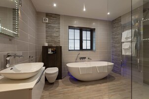 Suite ejecutiva | Baño | Toallas, jabón, champú y papel higiénico