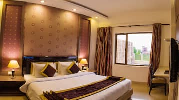 Suite ejecutiva, 1 cama matrimonial | Escritorio, espacio para trabajar con laptop y insonorización