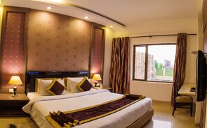 Executive Suite, 1 Double Bed | 1 bedroom, desk, laptop workspace, soundproofing