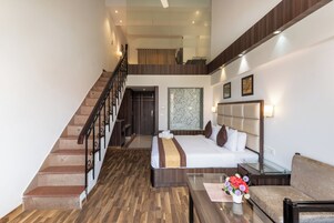 Duplex família | Escrivaninha, espaço de trabalho para notebook, quartos à prova de som