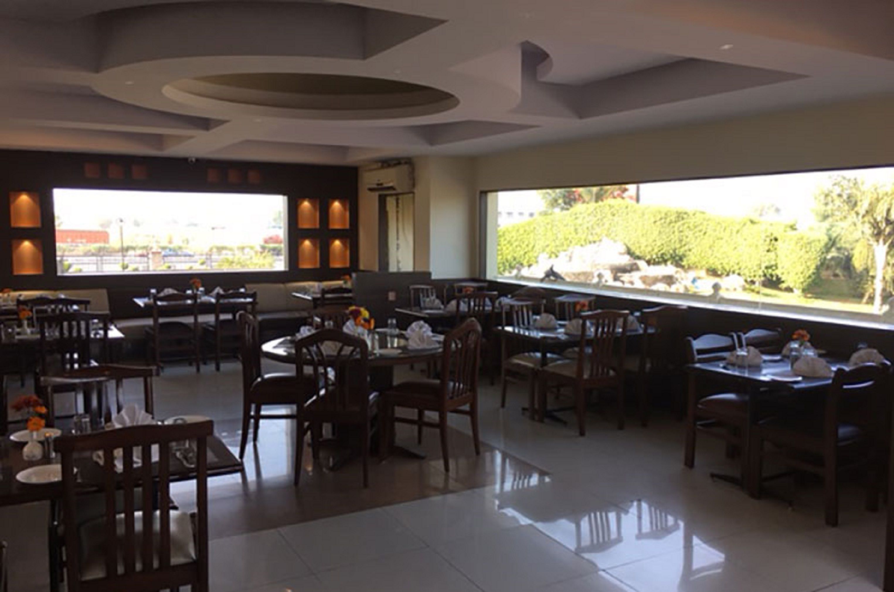 Desayuno buffet diario (INR 1000 por persona)
