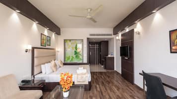 Luxury Room | Desk, laptop workspace, soundproofing, free WiFi
