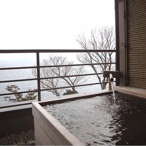 A water feature with a view of the sea and bare trees. - Aburaya Annex Nagomitei (Ine)