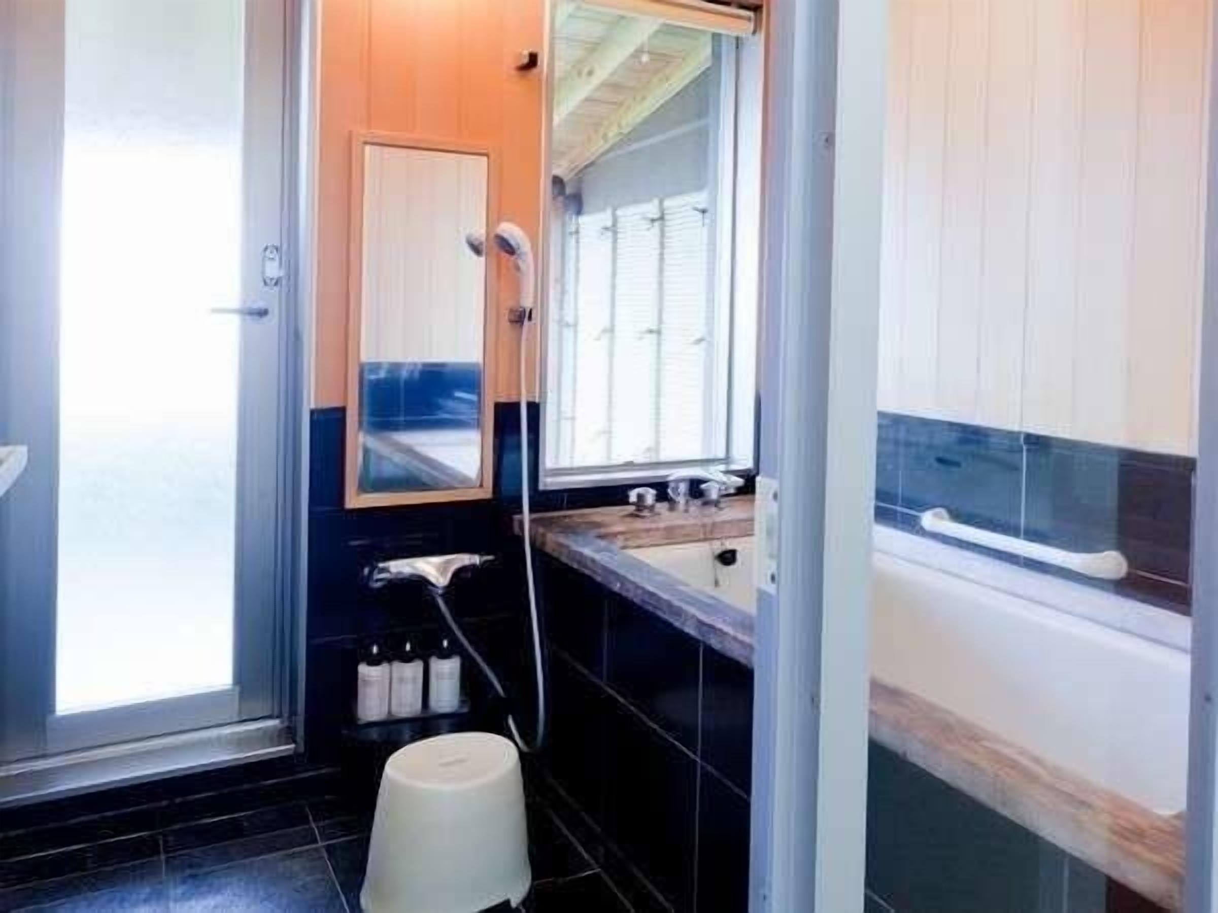 Un baño con ducha, lavamanos e inodoro.