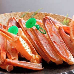 Un plato de patas de cangrejo cocidas.