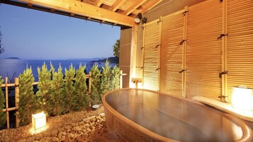 Bañera de hidromasaje al aire libre