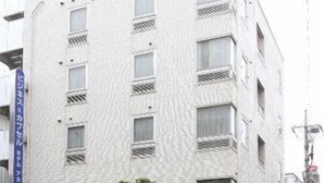 Un edificio de varios pisos con un letrero que indica que es un hotel.