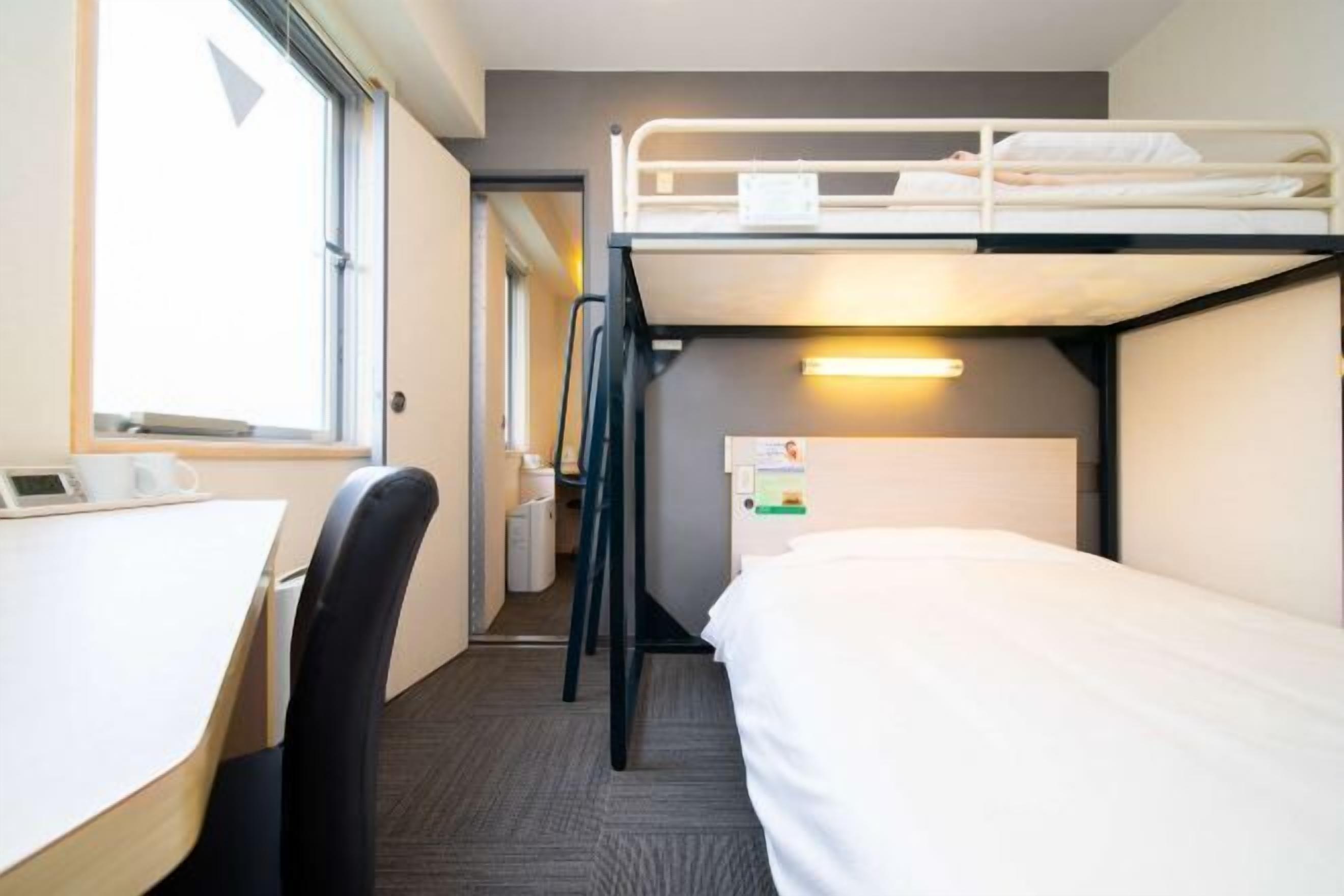 Schreibtisch, laptopgeeigneter Arbeitsplatz, Verdunkelungsvorhänge