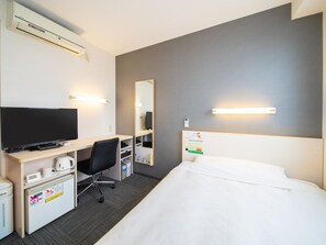 Escritorio, espacio para trabajar con laptop y cortinas blackout 