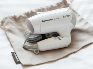 Ensemble douche/baignoire, sèche-cheveux, chaussons