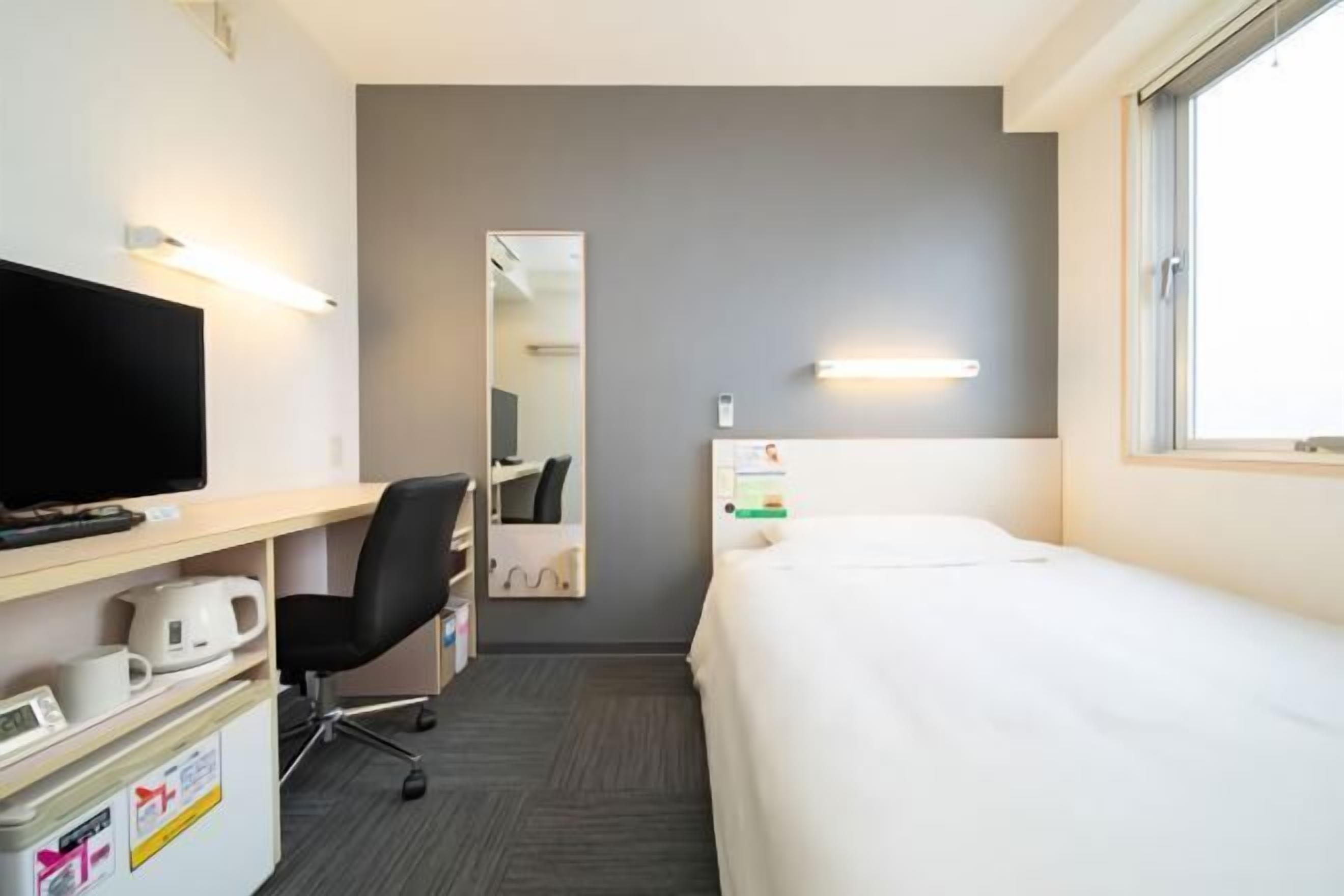 Escritorio, espacio para trabajar con laptop y cortinas blackout 