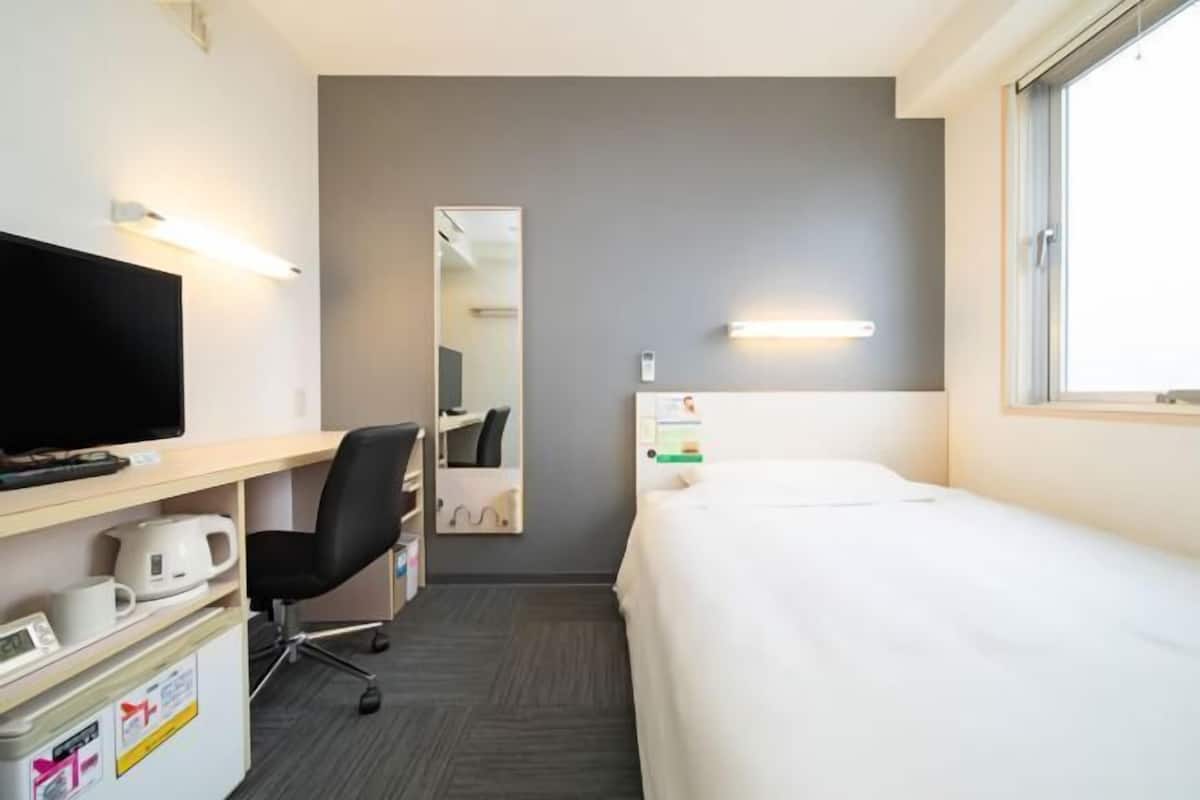 Escritorio, espacio para trabajar con laptop y cortinas blackout