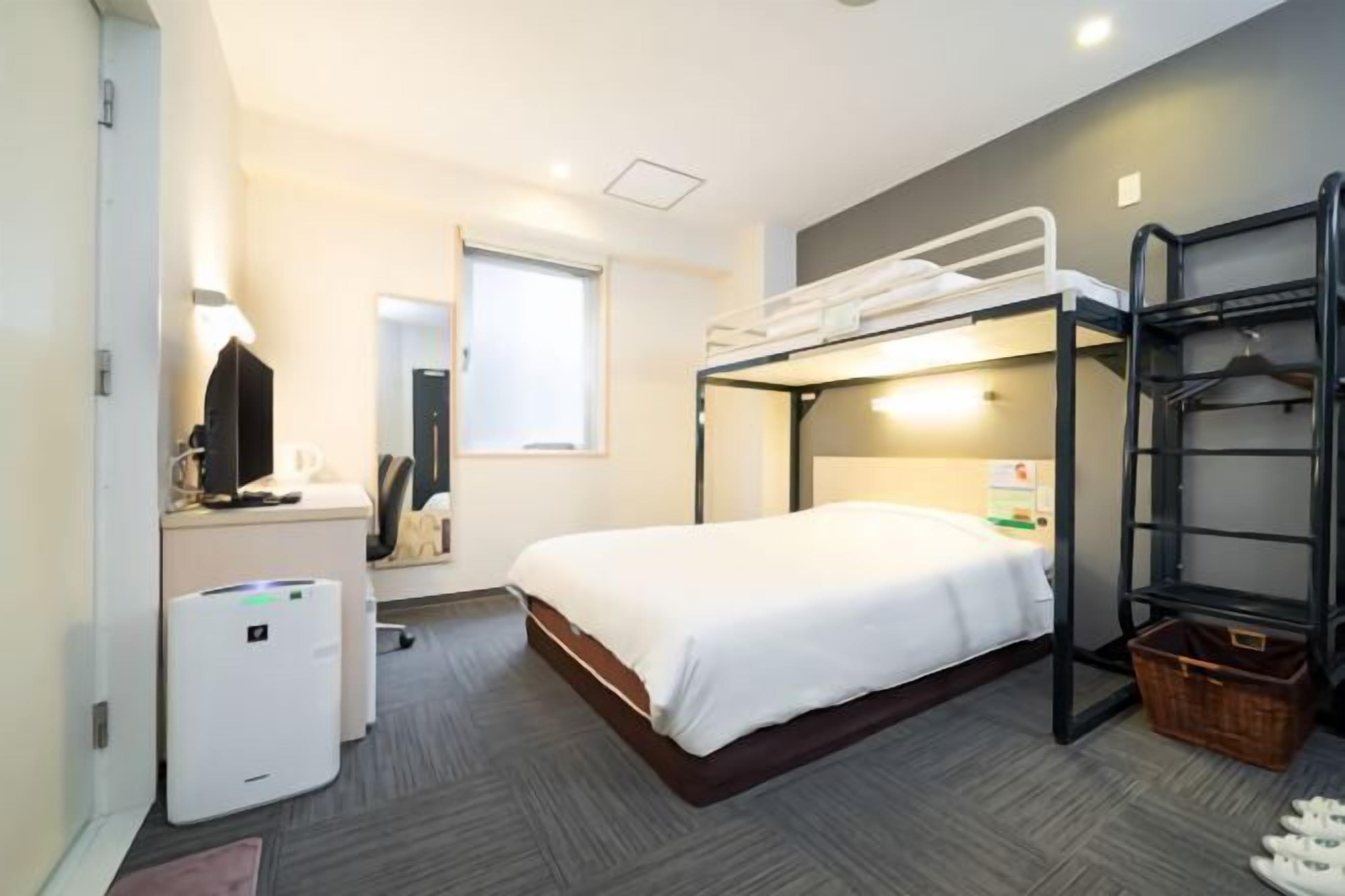 Bureau, espace de travail pour ordinateur portable, rideaux occultants