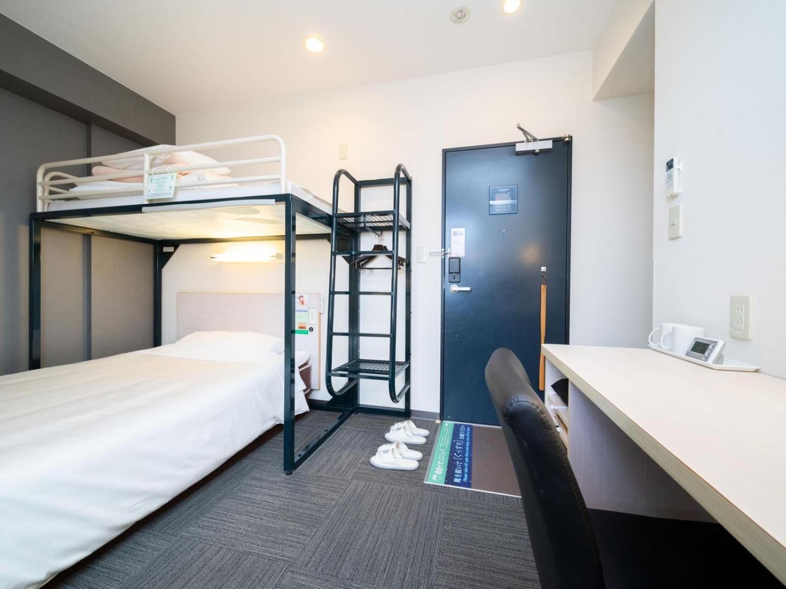 ห้องดับเบิล (with 1 Bunk bed) | โต๊ะทำงาน, พื้นที่ทำงานแบบใช้แล็ปท็อป, ผ้าม่านกันแสง, ห้องเก็บเสียง