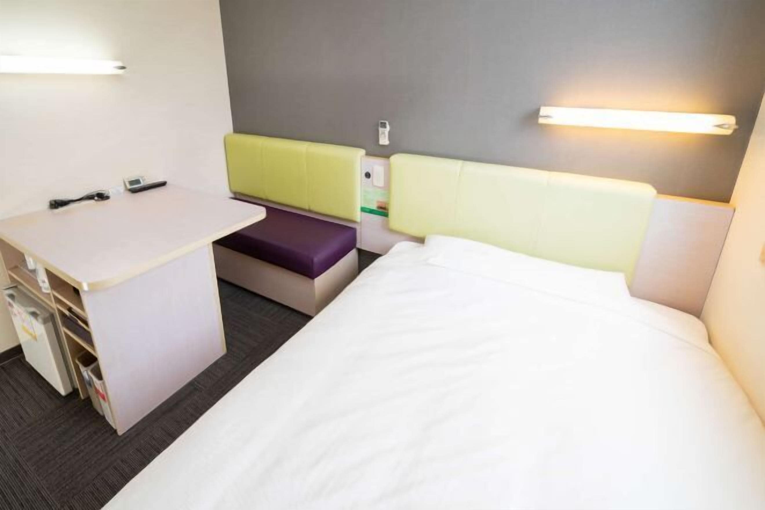 โต๊ะทำงาน, พื้นที่ทำงานแบบใช้แล็ปท็อป, ผ้าม่านกันแสง, ห้องเก็บเสียง