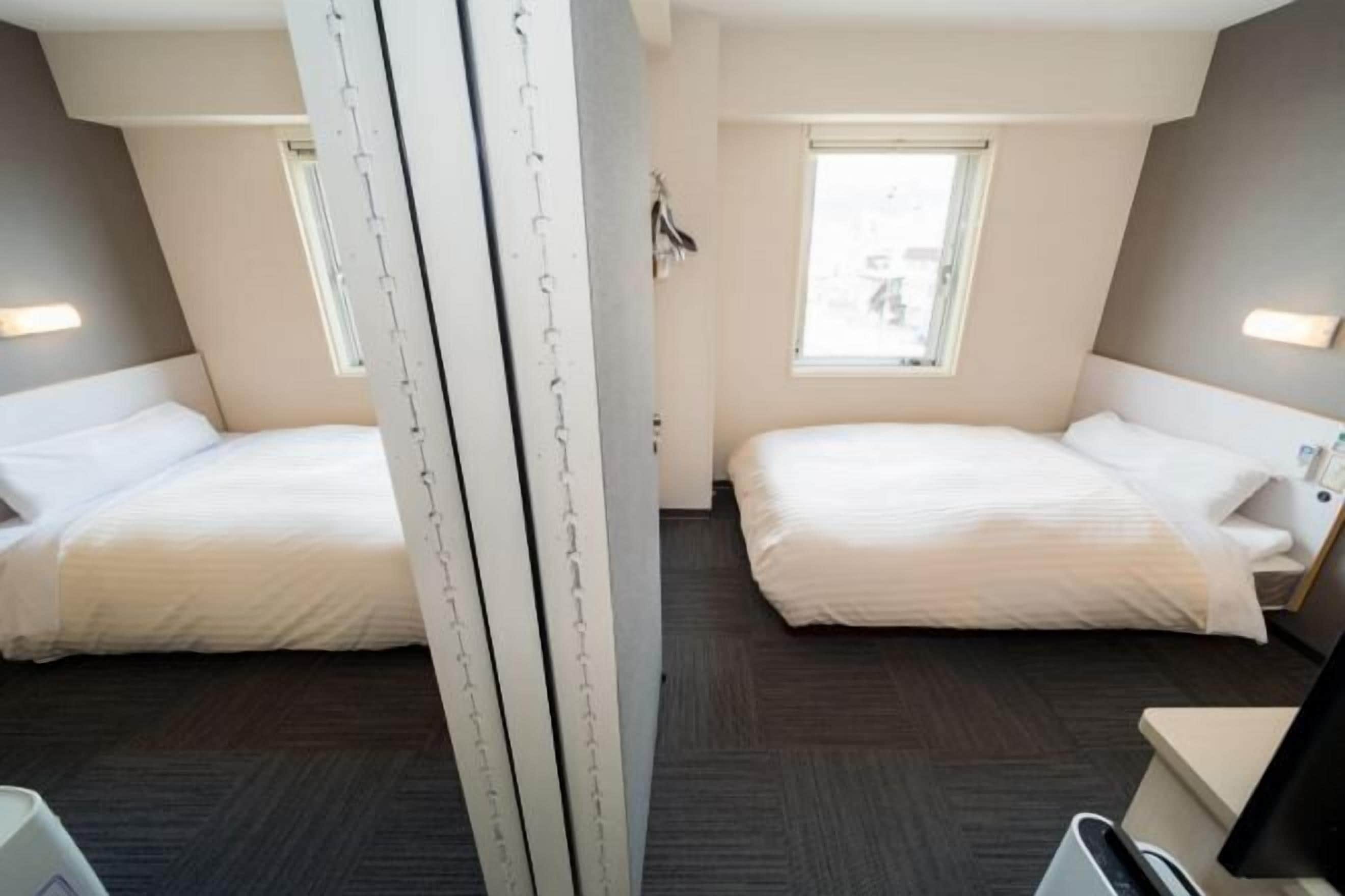 โต๊ะทำงาน, พื้นที่ทำงานแบบใช้แล็ปท็อป, ผ้าม่านกันแสง, ห้องเก็บเสียง