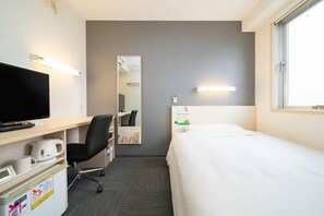 Een bureau, een laptopwerkplek, verduisterende gordijnen