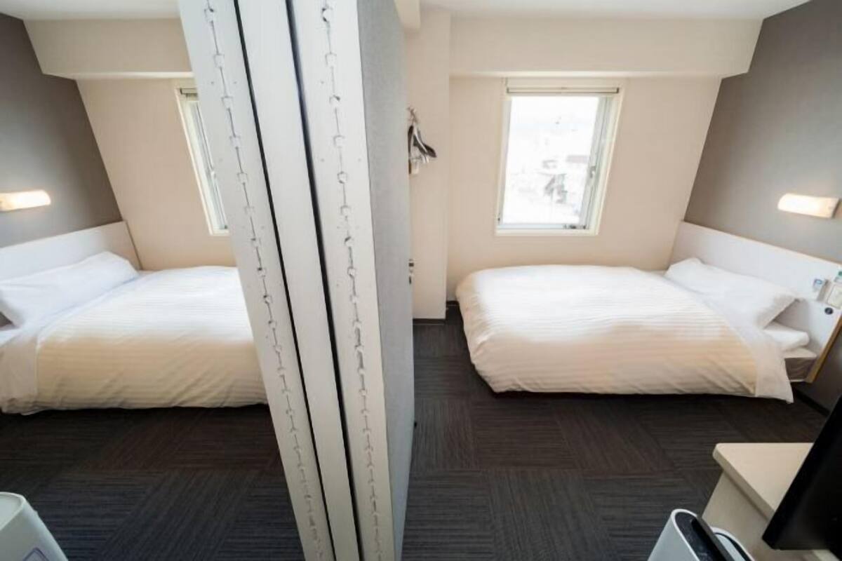 Schreibtisch, laptopgeeigneter Arbeitsplatz, Verdunkelungsvorhänge