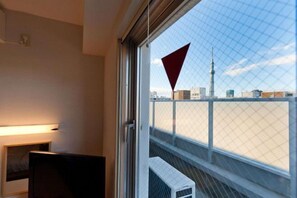 Desk, laptop workspace, blackout drapes, soundproofing - Super Hotel Tokyo Kameido (Tokyo)