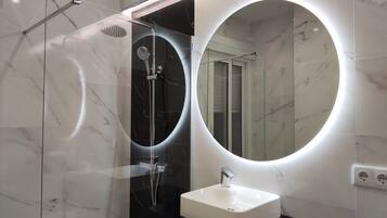 Habitación con 1 cama doble o 2 individuales, vistas a la ciudad | Baño | Artículos de higiene personal gratuitos, secador de pelo y toallas