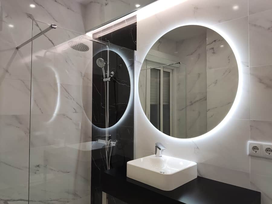 Habitación con 1 cama doble o 2 individuales, vistas a la ciudad | Baño | Artículos de higiene personal gratuitos, secador de pelo y toallas
